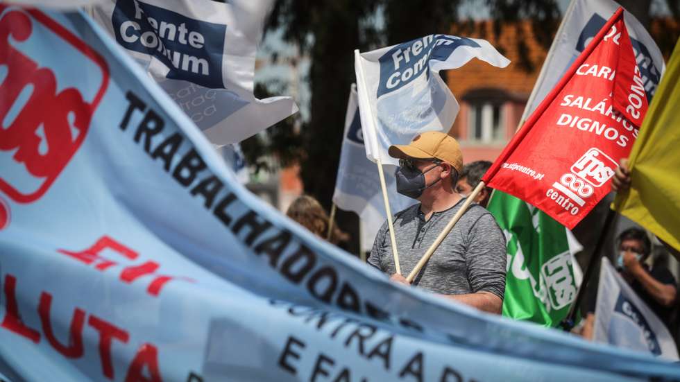 Concentração de trabalhadores da função pública convocada pela Frente Comum dos Sindicatos da Administração Pública que se realizou em defesa de aumentos salariais de 90 euros para todos os trabalhadores, da valorização das carreiras, da revisão da Tabela Remuneratória Única, pela revogação do SIADAP e em defesa de melhores serviços públicos, em frente ao Palácio da Ajuda em Lisboa, 20 de maio de 2021. TIAGO PETINGA/LUSA