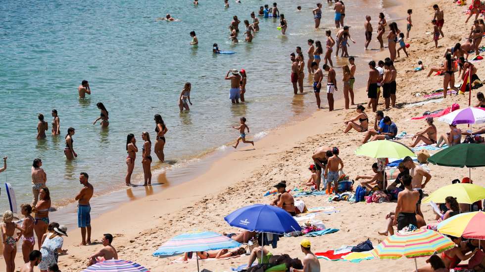 Populares frequentam a praia de São Pedro do Estoril, em Cascais, 10 de junho de 2021. Devido às altas temperaturas, a afluência foi muito alta nas praias da Linha do Estoril. JOSE SENA GOULAO/LUSA