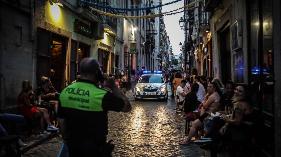 Ação de fiscalização da ASAE em parceria com a Polícia Municipal de Lisboa a estabelecimentos comerciais e restauração no âmbito das medidas de restrição da covid-19, no Bairro Alto, em Lisboa, 25 de junho de 2021. MÁRIO CRUZ/LUSA