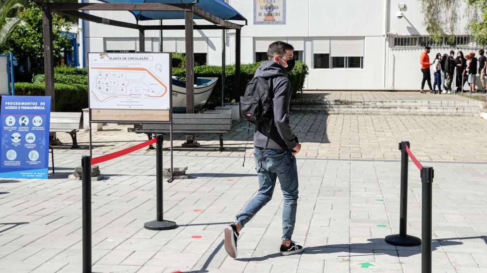 Alunos à entrada da Escola Secundária de Albufeira, no dia do regresso às aulas do ensino secundário, no âmbito das novas medidas de desconfinamento relacionadas com a pandemia da covid-19, em Albufeira, 19 de abril de 2021. Portugal inicia hoje a terceira fase do desconfinamento com a reabertura de mais escolas, lojas, restaurantes e cafés, um levantamento de restrições que não é acompanhado nos 10 concelhos onde a incidência da covid-19 é maior. LUÍS FORRA/LUSA