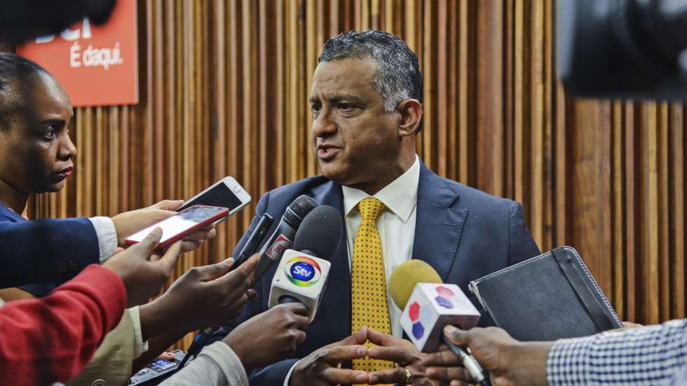 O escritor e atualmente presidente do Conselho de Administração da Bolsa de Valores de Moçambique, Salim Cripton Valá, fala com os jornalistas durante o lançamento do seu livro "Economia Moçambicana numa Encruzilhada?", em Maputo, Moçambique, 28 de junho de 2019. O autor apresenta as suas reflexões sobre as principais tendências da economia e desenvolvimento do país, abordando especificamente temáticas como políticas económicas, Bolsa de Valores e desenvolvimento territorial. ANTÓNIO SILVA / LUSA