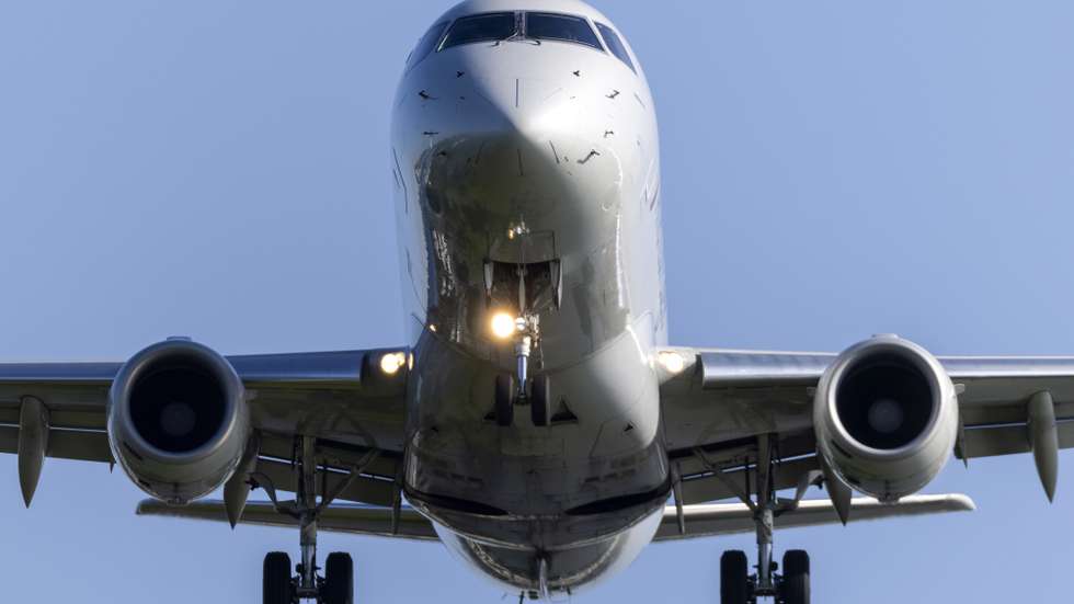 Um avião no céu pronto a aterrar em Washington