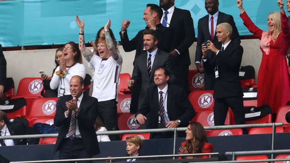 Príncipe George fez a estreia em Wembley com os país, o príncipe William e a duquesa Kate Middleton, com David Beckham e Ed Sheeran por perto