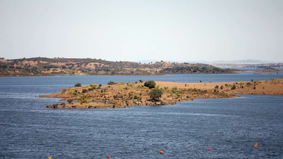 A albufeira da barragem de Alqueva, praticamente no seu limite máximo, hoje à cota de 150 metros (152 metros é a capacidade máxima), com 3701.29 hm3 (hectómetros cúbicos) de água. A albufeira do Alqueva atingiu, pela primeira vez, a capacidade máxima em 12 de janeiro de 2010, quase oito anos após ter começado a encher (a 08 de fevereiro de 2002), quando se fecharam as comportas da barragem. Portel, 21 de maio de 2021. NUNO VEIGA/LUSA