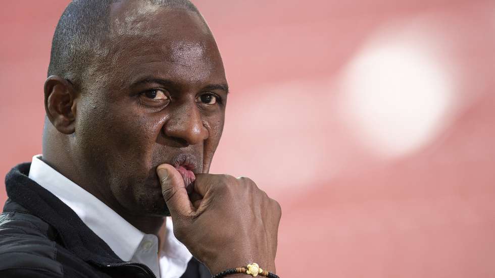 epa08765347 Nice's head coach Patrick Vieira prior to the UEFA Europa League soccer match between Bayer Leverkusen and OGC Nice, in Leverkusen, Germany, 22 October 2020.  EPA/MARIUS BECKER / POOL