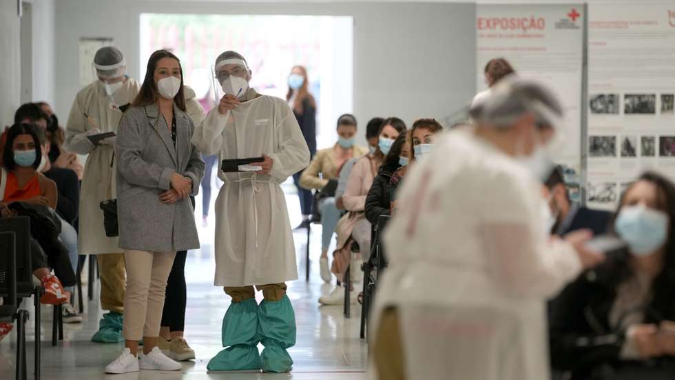 Pessoal médico prepara a realização de testes ao virus da covid-19 pouco antes do espetáculo do humorista Fernando Rocha, o 1.º evento-teste para realização de grandes espetáculos ao vivo, Braga, 29 de abril de 2021. HUGO DELGADO/LUSA