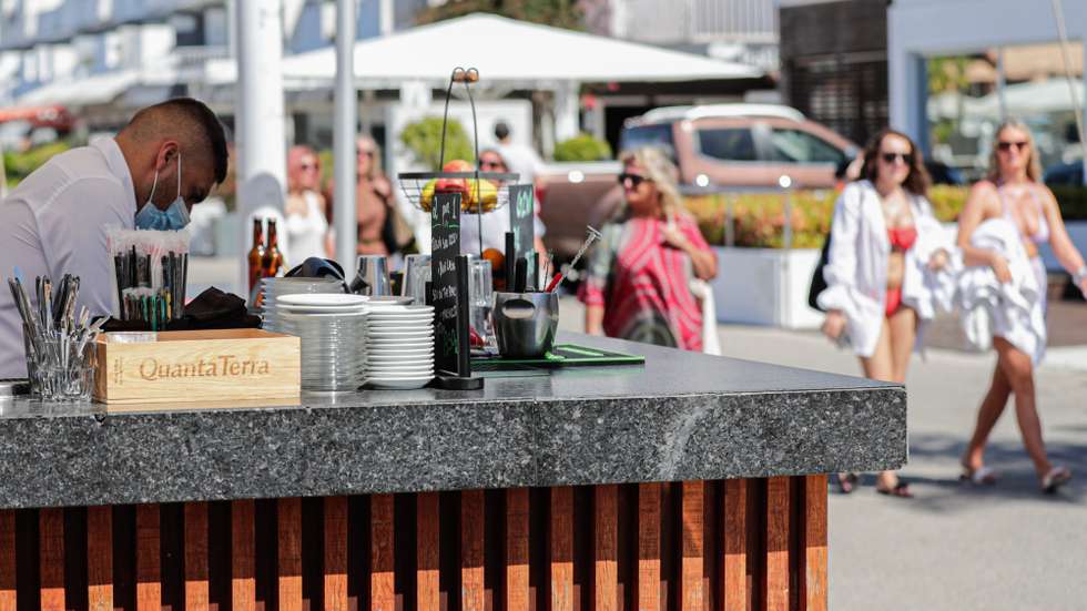 Turistas passeiam na marina de Vilamoura, 19 de maio de 2021. Dando início aos planos de retomada do turismo, Portugal passou a permitir na segunda - feira, 17 de maio, viagens não essenciais do Reino Unido e de países da União Europeia, o que fez com que muitos turistas se deslocassem de férias para o Algarve.  (ACOMPANHA TEXTO) LUÍS FORRA/LUSA