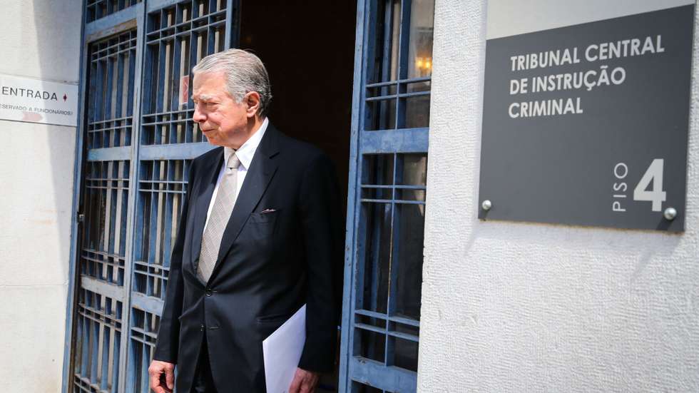 Ricardo Salgado (E), ex-presidente do BES, à saida do Tribunal Central de Instrução Criminal para uma audição no âmbito da Operação Marquês, Lisboa, 8 de julho de 2019. A abertura da instrução, fase processual facultativa, foi requerida por vários dos advogados de defesa. O inquérito da Operação Marquês culminou na acusação a um total de 28 arguidos - 19 pessoas e nove empresas - e está relacionado com a prática de quase duas centenas de crimes de natureza económico-financeira. MANUEL DE ALMEIDA/LUSA