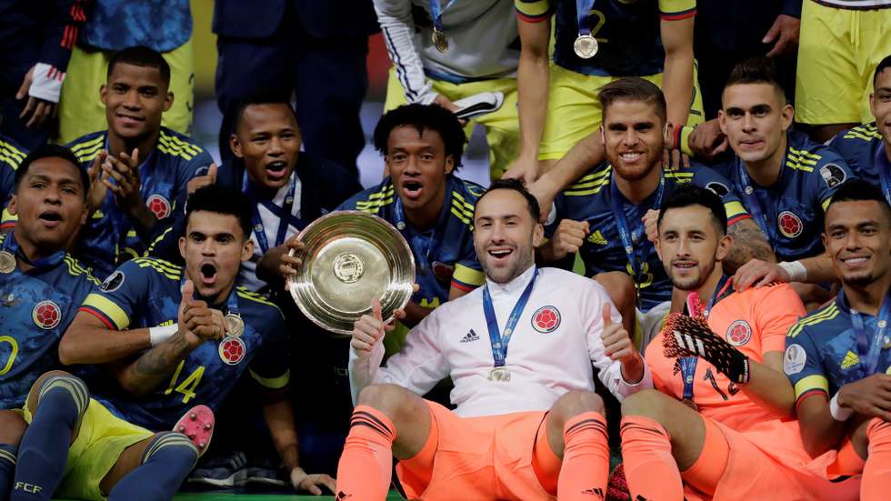 epa09334889 Players of Colombia pose after winning third place, following the Copa America match between Colombia and Peru at Mane Garrincha stadium in Brasilia, Brazil, 09 July 2021.  EPA/Joedson Alves