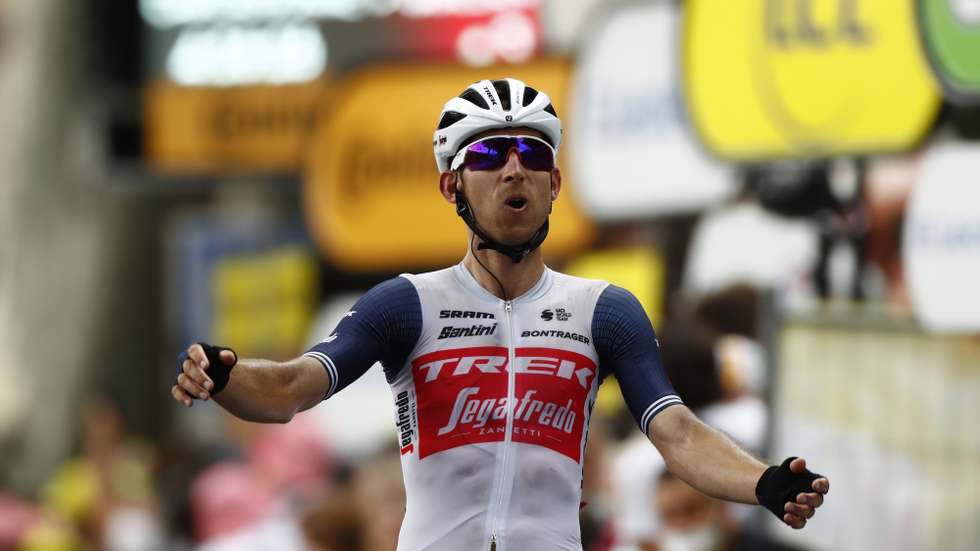 epa09335603 Dutch rider Bauke Mollema of the Trek Segafredo team crosses the finish line to win the 14th stage of the Tour de France 2021 over 183.7 km from Carcassonne to Quillan, France, 10 July 2021.  EPA/GUILLAUME HORCAJUELO