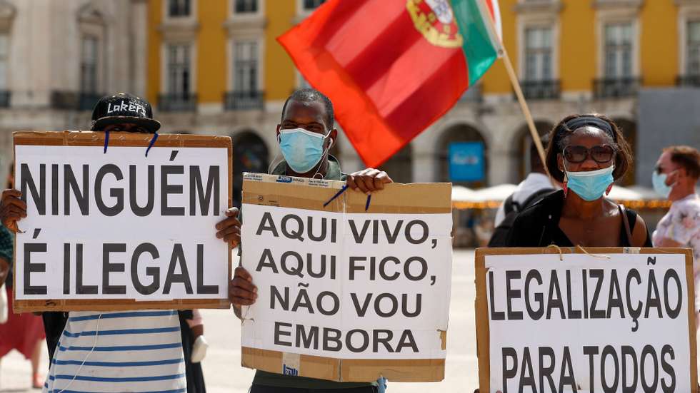 Imigrantes protestam durante a manifestação onde exigem melhores condições no acesso ao processo de legalização, em Lisboa, 11 de julho de 2021. A ação de protesto é promovida pelo Comité dos Imigrantes em Portugal para a Liberação da Residência, com o apoio da Casa do Brasil de Lisboa, da Solidariedade Imigrante e da Associação Olho Vivo. ANTÓNIO COTRIM/LUSA