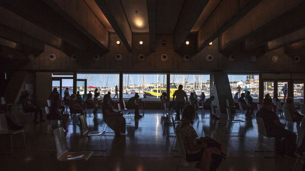 Utentes aguardam no Centro de Vacinação Covid-19, nas Portas do Mar, em Ponta Delgada, ilha de São Miguel, Açores, 08 de julho de 2021. A capacidade de resposta no Centro de Vacinação na cidade de Ponta Delgada foi aumentada, tendo agora a possibilidade de realizar 450 inoculações por dia. A ilha de São Miguel está em nível de Alto Risco de contágio, enquanto todos os concelhos das restantes oito ilhas estão em nível de Muito Baixo Risco. EDUARDO COSTA/LUSA