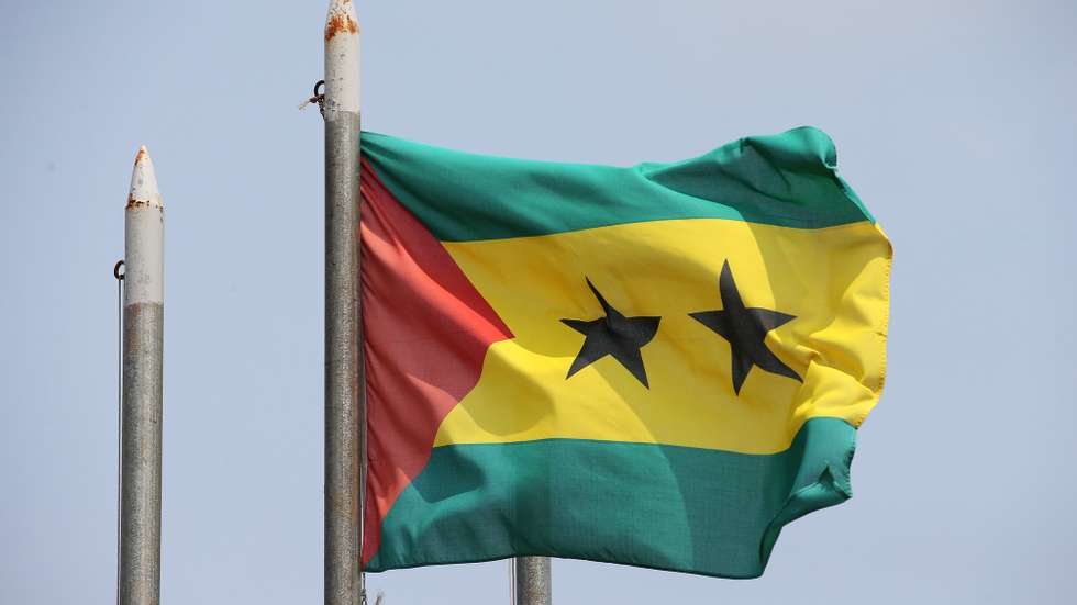 Uma bandeira da República Popular de São Tomé e Príncipe, no edifício junto à sede da Comissão Eleitoral Nacional, enquanto decorre no país a campanha eleitoral para as Presidenciais 2021, que se realizam no próximo dia 18 de julho, na ilha de São Tomé, em São Tomé e Príncipe, 13 de julho de 2021. NUNO VEIGA/LUSA