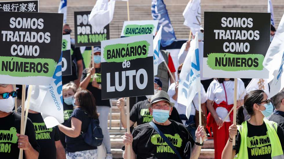 Manifestação nacional de bancários em protesto contra despedimentos,  junto à Assembleia da República, em Lisboa, 13 de julho de 2021. A manifestação foi convocada pelos sete sindicatos do setor (SNQTB - Sindicato Nacional dos Quadros e Técnicos Bancários; MAIS Sindicato - Sindicato do Setor Financeiro; SBN - Sindicato dos Bancários do Norte; SIB - Sindicato Independente da Banca; SBC - Sindicato dos Bancários do Centro; STEC - Sindicato do Grupo CGD; e SinTAF - Sindicato dos Trabalhadores da Actividade Financeira). ANTÓNIO COTRIM/LUSA