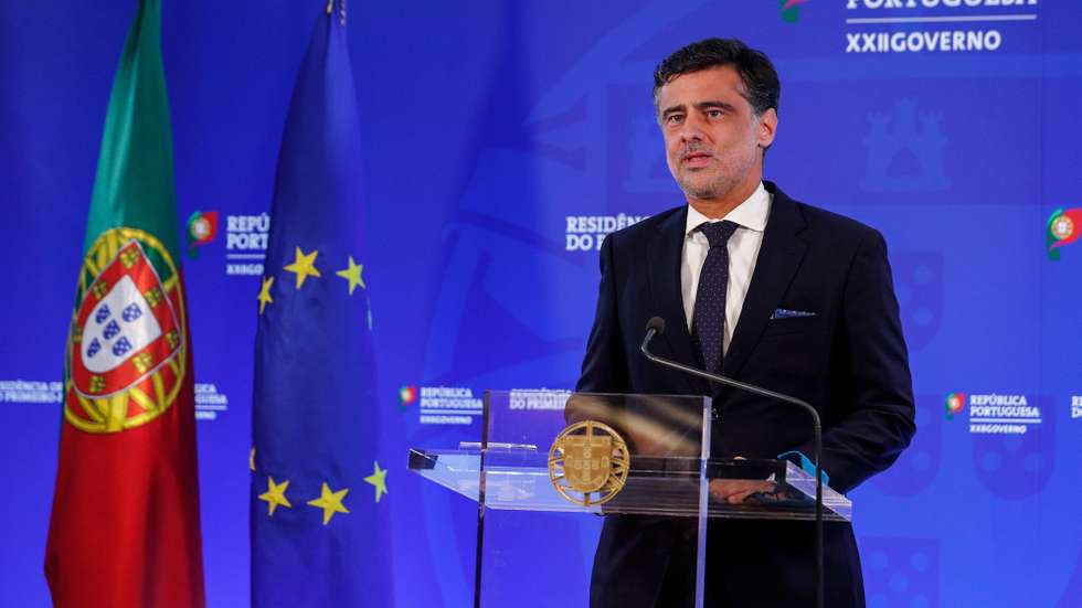O secretário de Estado Adjunto do primeiro-ministro, Tiago Antunes, faz uma declaração aos jornalistas sobre a decisão do Tribunal Constitucional quanto aos diplomas remetidos pelo Governo para fiscalização sucessiva, em Lisboa, 14 de julho de 2021. ANTÓNIO COTRIM/LUSA