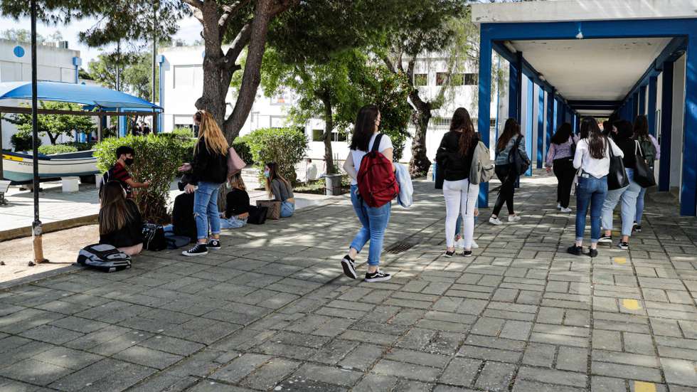 Alunos à entrada da Escola Secundária de Albufeira