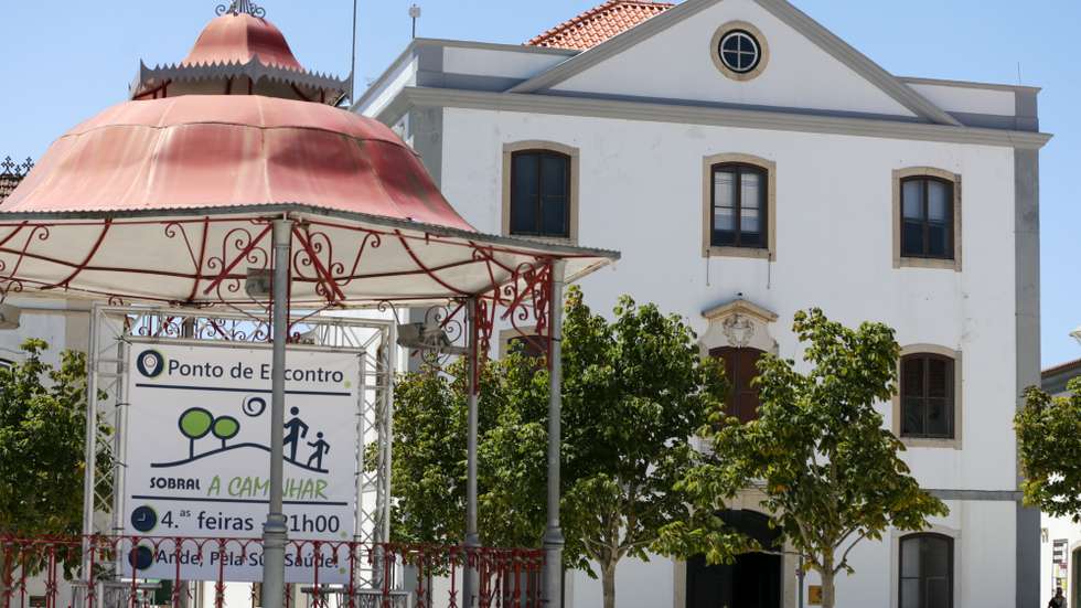 Coreto e edifício da Câmara Municipal de Sobral de Monte Agraço, 09 de agosto de 2017. TIAGO PETINGA/LUSA