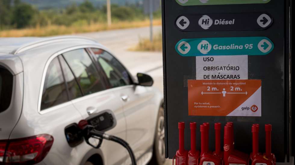 Estação de abastecimento de combustível em Feces de Abaixo, na Galiza, Espanha, 26 de junho de 2020. Com a atividade comercial e o turismo prontos a regressar ao normal os comerciantes de Chaves aguardam com expectativa a reabertura das fronteiras terrestres para voltarem a receber os vizinhos espanhóis e alcançarem a recuperação económica. Encerradas desde 16 de março devido à pandemia da coronavirús(covid-19), as fronteiras terrestres entre Portugal e Espanha reabrem dia 01 de julho. (ACOMPANHA TEXTO DA LUSA DO DIA 30 DE JUNHO DE 2020). PEDRO SARMENTO COSTA/LUSA