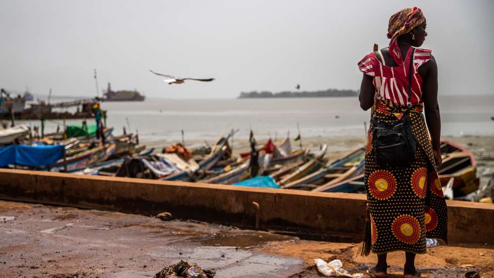 Uma mulher no mercado de peixe no Porto de Bissau, na Guiné-Bissau, 17 de maio de 2021. JOSÉ SENA GOULÃO/LUSA