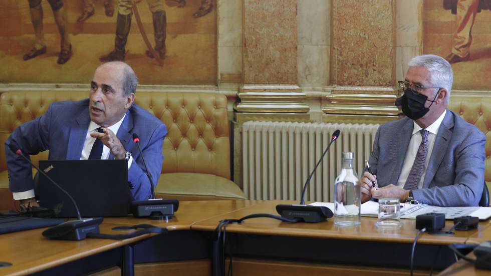 O deputado socialista e relator da  Comissão Eventual de Inquérito Parlamentar às perdas registadas pelo Novo Banco e imputadas ao Fundo de Resolução, Fernando Anastácio (E), acompanhado pelo presidente da Comissão, Fernando Negrão, durante a apresentação do relatório da referida comissão na Assembleia da República, em Lisboa, 20 de julho de 2021. ANTÓNIO COTRIM/LUSA