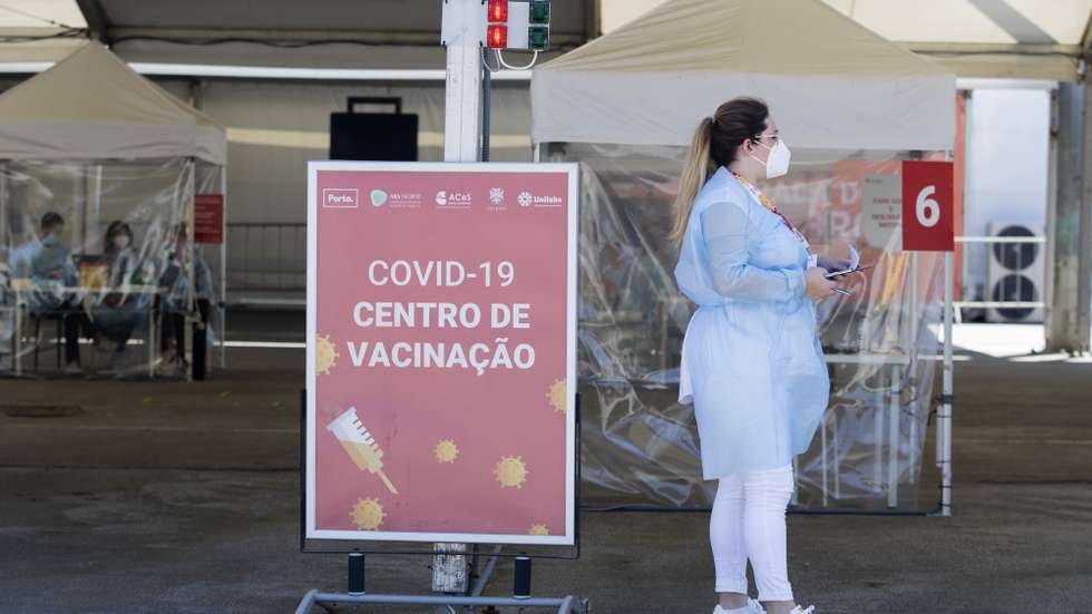 Centro de vacinação 'drive-thru', instalado no Queimódromo, junto ao Parque da Cidade, Porto, 8 de julho de 2021. O centro de vacinação 'drive-thru' entrou hoje funcionamento, devendo permitir a inoculação de 2.000 pessoas por dia. JOSÉ COELHO/LUSA