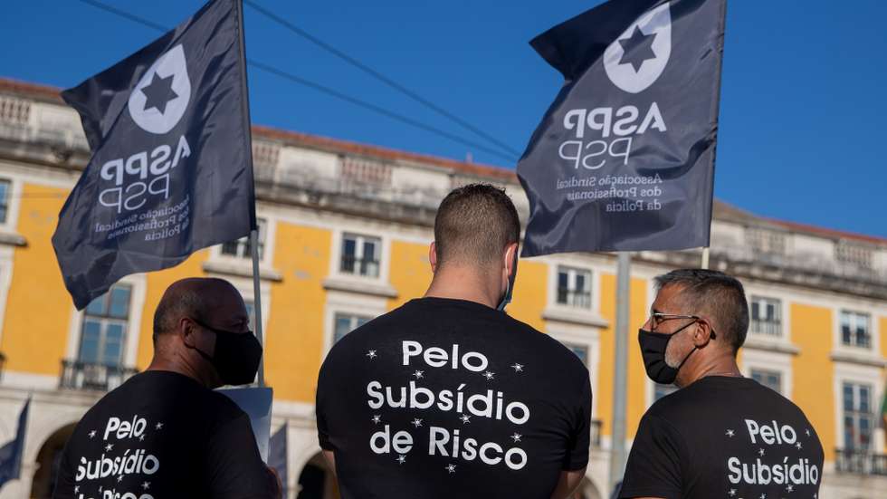 Profissionais da Polícia de Segurança Pública e da Guarda Nacional Republicana protestam com o objetivo de "sensibilizar todos os cidadãos para a problemática da não atribuição do suplemento de risco aos polícias da PSP e militares da GNR", em frente ao Ministério da Administração Interna, em Lisboa, 15 de julho de 2021. JOSÉ SENA GOULÃO/LUSA