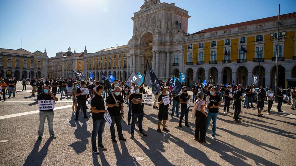 Profissionais da Polícia de Segurança Pública e da Guarda Nacional Republicana protestam com o objetivo de "sensibilizar todos os cidadãos para a problemática da não atribuição do suplemento de risco aos polícias da PSP e militares da GNR", em frente ao Ministério da Administração Interna, em Lisboa, 15 de julho de 2021. JOSÉ SENA GOULÃO/LUSA