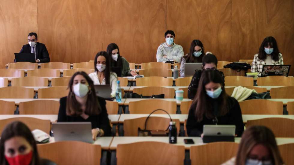 Alunos frequentam uma aula Direito Constitucional no dia do regresso às aulas na Faculdade de Direito da Universidade de Lisboa, no âmbito das novas medidas de desconfinamento relacionadas com a pandemia da covid-19, no Campus de Campolide, em Lisboa, 19 de abril de 2021. Portugal inicia hoje a terceira fase do desconfinamento com a reabertura de mais escolas, lojas, restaurantes e cafés, um levantamento de restrições que não é acompanhado nos 10 concelhos onde a incidência da covid-19 é maior. MÁRIO CRUZ/LUSA
