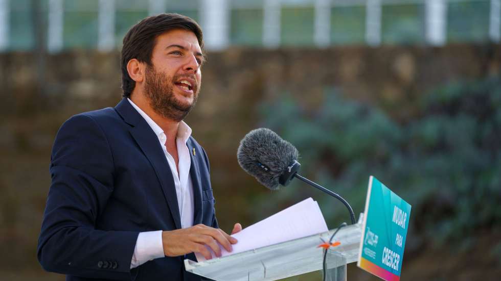 O presidente do CDS-PP, Francisco Rodrigues dos Santos, discursa durante as comemorações do 47º aniversário do partido, em Sever do Vouga, 24 de julho de 2021.  SÉRGIO AZENHA/LUSA