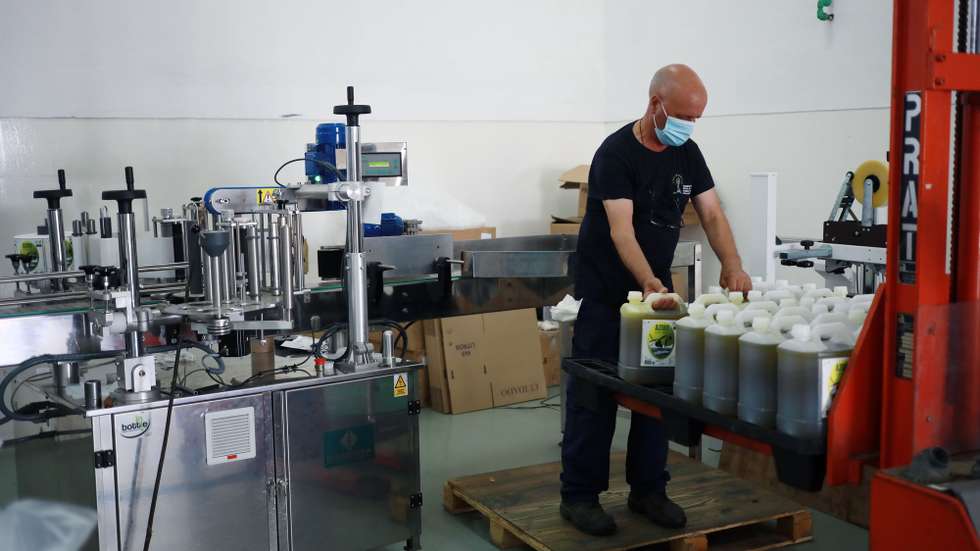 Produção de azeite na Cooperativa Agrícola de Macedo de Cavaleiros. O azeite de Trás-os-Montes está a ter “o melhor ano de sempre” com um aumento da procura que as organizações do setor atribuem às alterações dos hábitos dos consumidores resultantes dos confinamentos impostos pela pandemia covid-19, 15 de julho 2021. (ACOMPANHA TEXTO DO DIA 20 DE JULHO DE 2021) ESTELA SILVA/LUSA