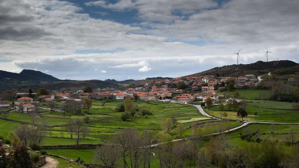 A covid-19 veio intensificar o isolamento em Atilhó, aldeia de Boticas onde os dias passam todos iguais e a vida se reparte entre as casas e o trabalho no campo, sem o intervalo das idas ao café ou à missa, Boticas, Vila Real, 23 de abril de 2020. O granito cinzento das habitações e muros contrasta com o verde dos campos nesta localidade do concelho de Boticas onde não é conhecido, até hoje, qualquer caso de contágio pela covid-19. (ACOMPANHA TEXTO DE DIA 25 DE ABRIL DE 2020). PEDRO SARMENTO COSTA/LUSA