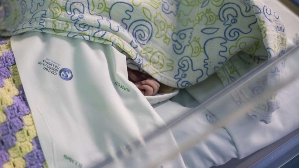 Um bebé internado no serviço de Cardiologia Pediátrica do Hospital de Santa Marta, no âmbito de uma reportagem sobre sequelas da covid-19 em crianças e adultos na unidade hospitalar, em Lisboa, 10 de fevereiro de 2021. (ACOMPANHA TEXTO DA LUSA DO DIA 13 DE FEVEREIRO DE 2021). JOSÉ SENA GOULÃO/LUSA