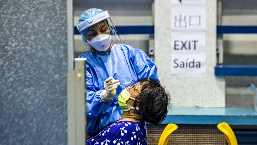 O aparecimento de novos casos e o risco de Macau registar pela primeira vez um surto comunitário, obrigou o Governo a avançar com os testes massivos a quase 670 mil pessoas que vivem em Macau, onde pouco mais de um terço da população ainda não se vacinou, apesar da vacina ser gratuita, de não faltarem vacinas e até escolha, Macau, China, 4 de agosto de 2021. Macau detetou 63 casos desde o início da pandemia, não registando qualquer morte. Nenhum profissional de saúde foi infetado ou identificado qualquer surto comunitário. TATIANA LAGES