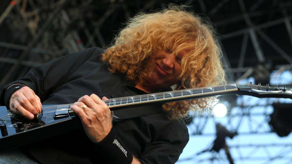 epa06879254 David Mustaine of the US band Megadeth performs live during The Legends of Rock concert at Municipal Stadium of Oeiras, in Cascais, Portugal, 10 July 2018.  EPA/MANUEL DE ALMEIDA