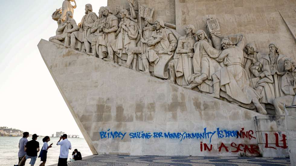 O Padrão dos Descobrimentos, em Belém, foi hoje vandalizado com um ‘graffiti’ numa das laterais do monumento, com uma extensão de cerca de 20 metros e escrito em inglês, Lisboa, 08 de agosto de  2021.  ANTÓNIO COTRIM/LUSA