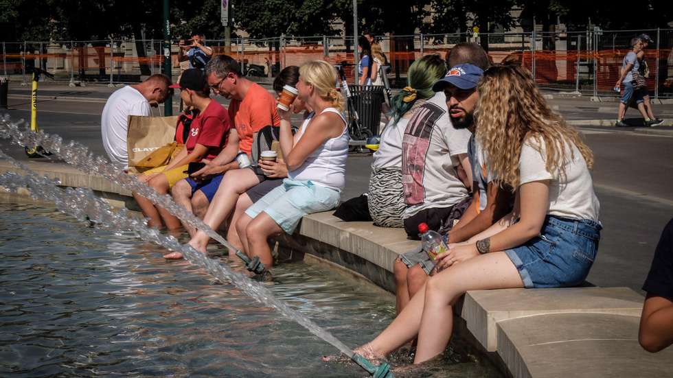 epa09407430 People seek refreshment in the fountain of Piazza Castello on a very hot day, Milan, Italy, 09 August 2021.  EPA/Matteo Corner