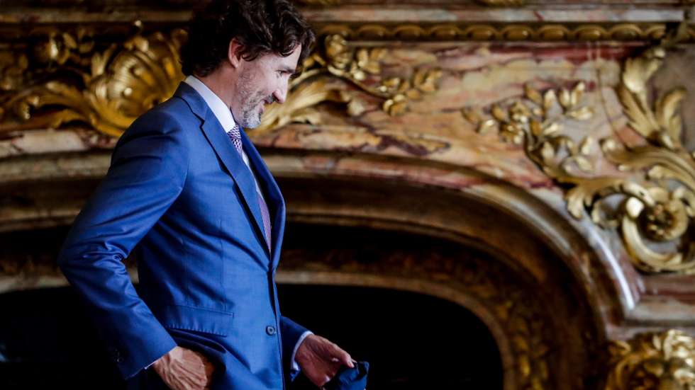 epa09273070 Canada's Prime Minister Justin Trudeau is welcomed by King Philippe of Belgium (unseen) ahead of a meeting at the Royal Palace in Brussels, Belgium, 15 June 2021.  EPA/STEPHANIE LECOCQ