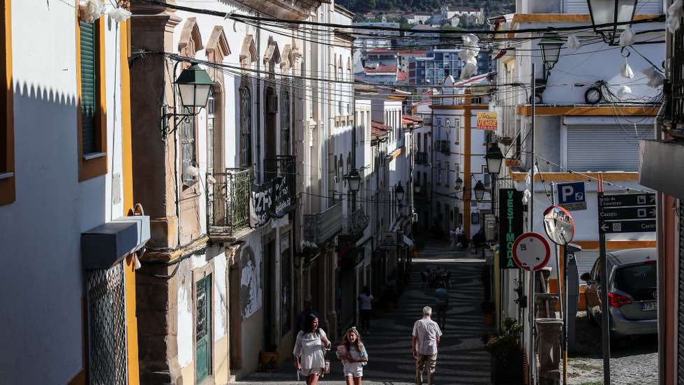 Vista da rua do Comércio que tem muitos negócios fechados e pouco movimento, em Portalegre, 09 de setembro de 2019. Este distrito é de todos no país o que menos deputados elege, apenas dois, sendo o despovoamento o principal inimigo, retirando “peso” político à região, que defende mais serviços públicos, acessibilidades e políticas fiscais atrativas. (ACOMPANHA TEXTO DE 16 DE SETEMBRO DE 2019). NUNO VEIGA/LUSA