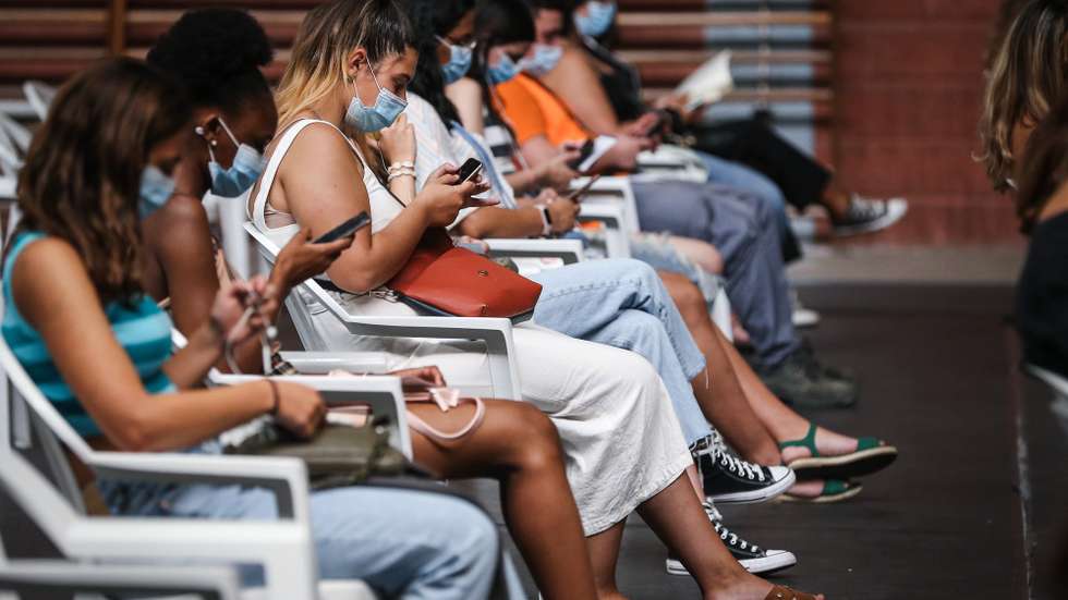 Adolescentes no Centro de Vacinação de Loures durante o fim de semana de vacinação de jovens de 16 e 17 anos, no Pavilhão António Feliciano Bastos, em Loures , 14 de agosto de 2021.  RODRIGO ANTUNES/LUSA