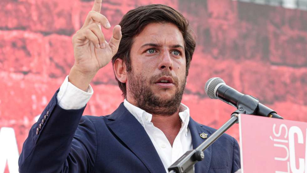 O presidente do CDS, Francisco Rodrigues dos Santos, discursa na apresentação publica da candidatura  de Luis Carito a presidente da câmara de Portimão, pela coligação " Portimão mais feliz", Portimão,14 de agosto de 2021. LUÍS FORRA/LISA