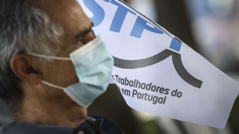 Concentração e plenário de trabalhadores da Altice, convocada pela Frente Sindical (SINTTAV, STPT, SNTCT, STT, FE, SINQUADROS), contra o despedimento coletivo de 300 trabalhadores do grupo Altice, frente à Residência oficial do primeiro ministro, Palacete de São Bento, Lisboa, 13 agosto 2021.  ANDRÉ KOSTERS/LUSA