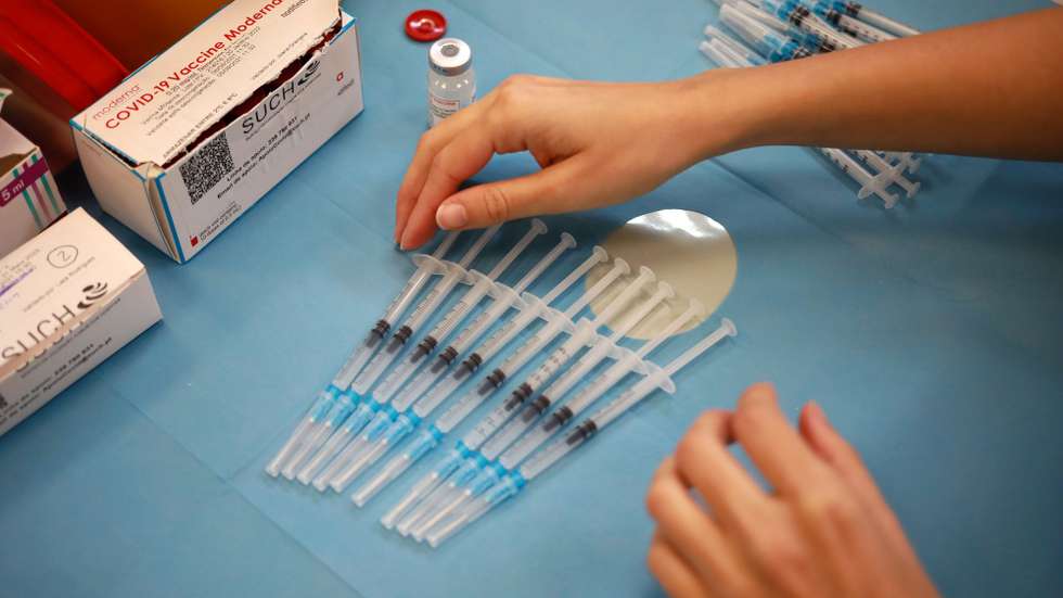 Uma profissional de saúde prepara vacinas para serem administradas no Centro de Vacinação do ACES Porto Ocidental Regimento de Transmissões do Porto, no Porto, 12 de agosto de 2021. O vice-almirante Henrique de Gouveia e Melo, termina uma visita de trabalho de dois dias à Região de Saúde do Norte do país. ESTELA SILVA/LUSA