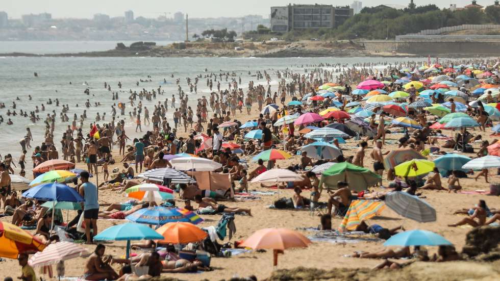 Populares na praia de Carcavelos. Num fim de semana com temperaturas ultrapassar os 40.ºC em diversos distritos do país, sobretudo no interior Norte e Centro e no Alentejo. Segundo o IPMA, as temperaturas máximas vão variar entre os 23º (Porto e Aveiro) e os 43º (Évora) e as mínimas entre os 13º (Bragança e Viseu) e os 26º (Faro). Foi igualmente emitido um aviso laranja de tempo quente até às 5h de domingo, dia 15, para os distritos de Beja, Castelo Branco, Évora e Portalegre e estão ainda sob aviso amarelo os distritos de Braga, Faro, Lisboa, Santarém, Setúbal, Vila Real e Viseu. Carcavelos, 14 de aosto de 2021 MIGUEL A. LOPES/LUSA