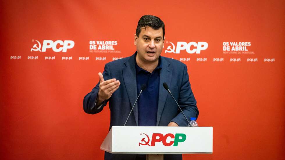 O deputado do Partido Comunista Português (PCP), Bruno Dias, usa da palavra durante a mesa redonda: "Produção nacional de embarcações e navios - O desenvolvimento do aparelho produtivo e do setor marítimo-portuário", no centro de trabalho Vitória, em Lisboa, 06 de julho de 2021. JOSÉ SENA GOULÃO/LUSA