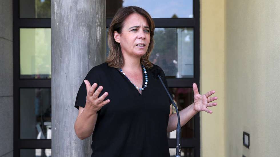 A coordenadora do Bloco de Esquerda (BE), Catarina Martins, fala aos jornalistas esta manhã, após ter visitado o Centro de Saúde de Cubos, em Mangualde, 25 de agosto de 2021. NUNO ANDRÉ FERREIRA/LUSA