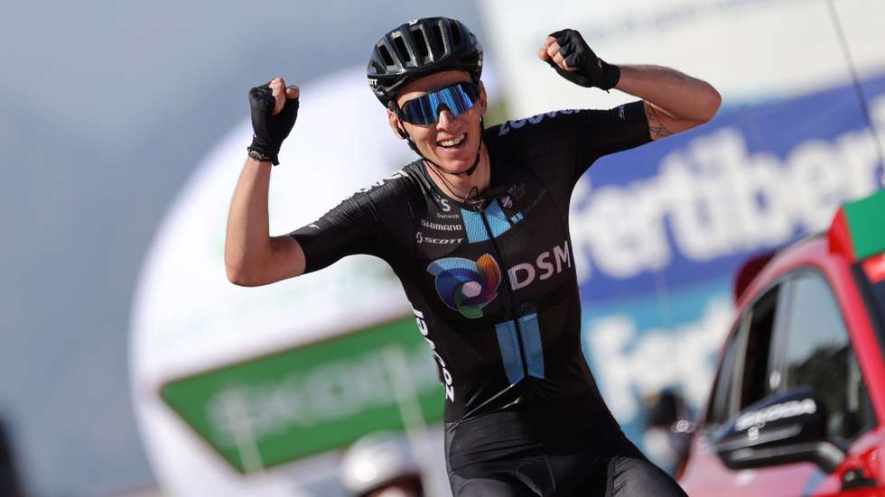 epa09434072 French Romain Bardet, DSM, celebrates after winning the 14th stage of the Spanish Cycling Vuelta, a 165.7 km-long race between Don Benito (Badajoz) and Pico Villuercas (CÃ¡ceres), Spain, 28 August 2021.  EPA/Manuel Bruque