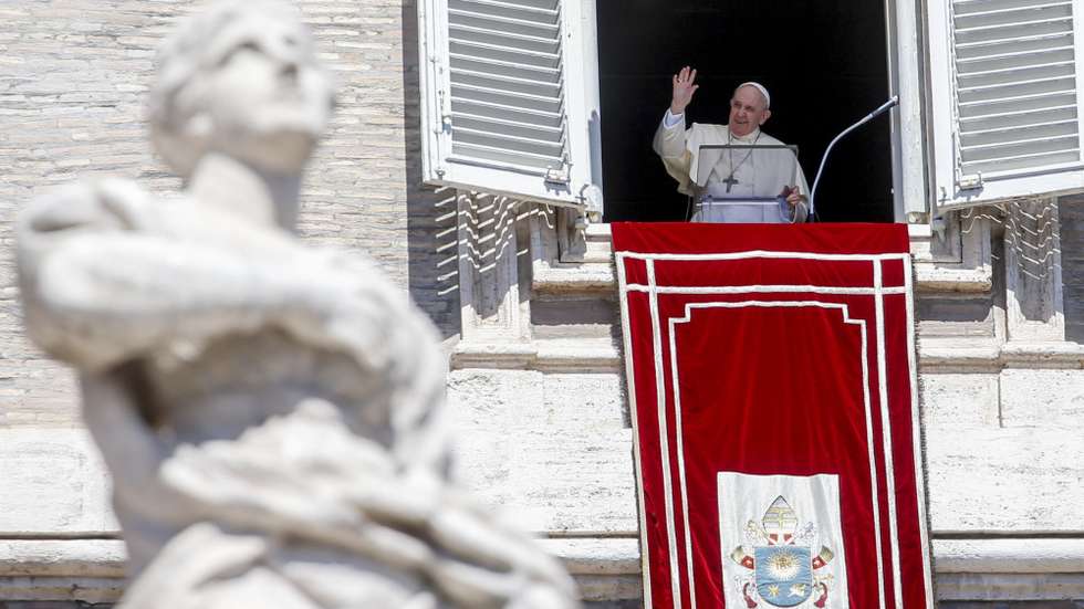 epa09435025 Pope Francis recites the Angelus prayer from the window of his study overlooking Saint Peter's Square, Vatican City, 29 August 2021.  EPA/FABIO FRUSTACI
