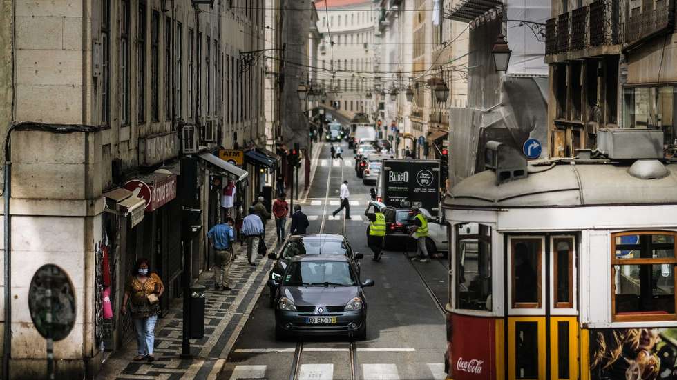 Pessoas caminham para Baixa de Lisboa, 18 de junho de 2021. O Governo decidiu proibir as deslocações de e para a Área Metropolitana de Lisboa (AML) no fim de semana devido à subida dos casos de covid-19 neste território. MÁRIO CRUZ/LUSA