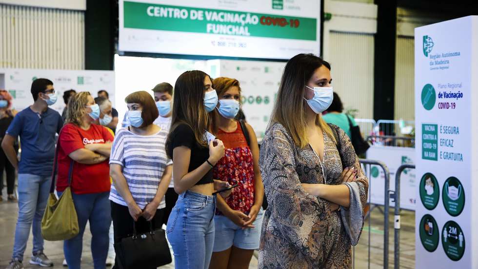 Centenas de adolescentes residentes na Madeira afluíram hoje ao Centro de Vacinação do Funchal para serem vacinados contra a covid-19, sendo esta a primeira região começar a inocular a partir dos 12 anos. Funchal, Ilha da Madeira, 31 de julho de 2021. HOMEM DE GOUVEIA/LUSA