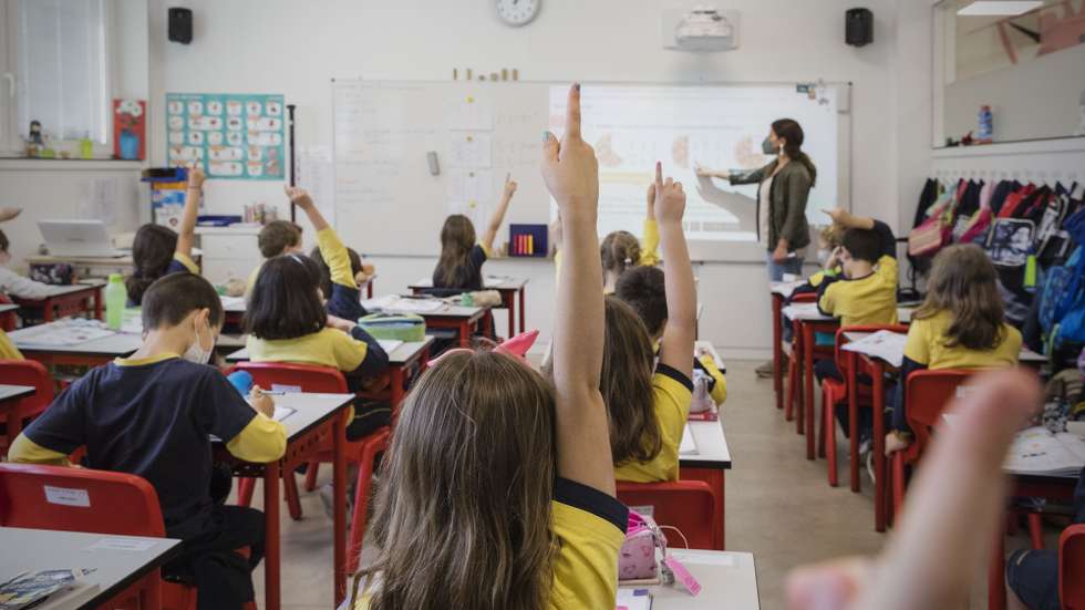Alunos assistem a uma aula no Colégio do Rosário, no Porto, 19 de maio de 2021. Sem nenhuma “receita” para o sucesso além de “dedicação, trabalho e rigor”, o Colégio do Rosário, no Porto, volta a ser, num ano de inovação e de gestão de crise, a escola com melhores resultados nos exames do secundário. (ACOMPANHA TEXTO DA LUSA DO DIA 21 DE MAIO DE 2021) JOSÉ COELHO/LUSA